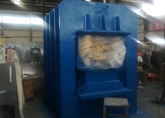 Presse hydraulique gravante en refief centralisée de machine de porte en acier de 15kw 2500T